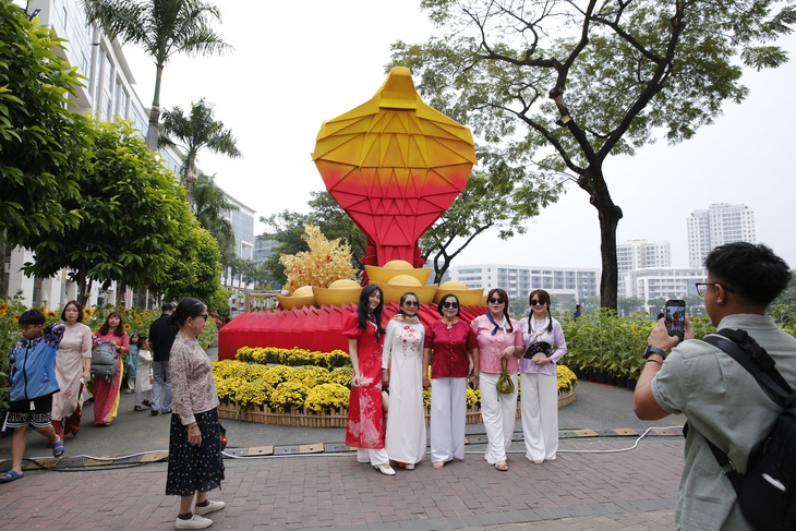 Linh xà đại phú hút khách đến check-in - Ảnh 2.