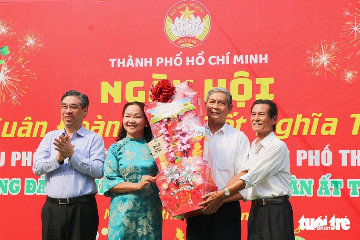 Phó bí thư Thành ủy TP.HCM Nguyễn Phước Lộc dạo phố xuân, gói bánh cùng người dân Thủ Đức - Ảnh 1.