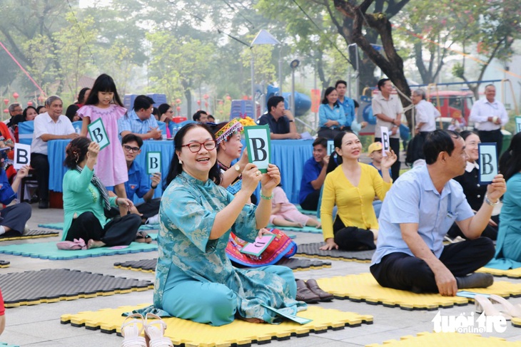 Phó bí thư Thành ủy TP.HCM Nguyễn Phước Lộc dạo góc phố xuân, gói bánh cùng người dân Thủ Đức   - Ảnh 4.