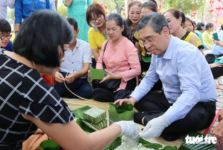 Phó bí thư Thành ủy TP.HCM Nguyễn Phước Lộc dạo góc phố xuân, gói bánh cùng người dân Thủ Đức   - Ảnh 8.