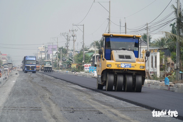 Bắt đầu thảm nhựa đường dẫn lên cầu Rạch Miễu 2 phía bờ Tiền Giang - Ảnh 3.