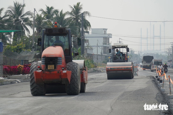 Bắt đầu thảm nhựa đường dẫn lên cầu Rạch Miễu 2 phía bờ Tiền Giang - Ảnh 7.