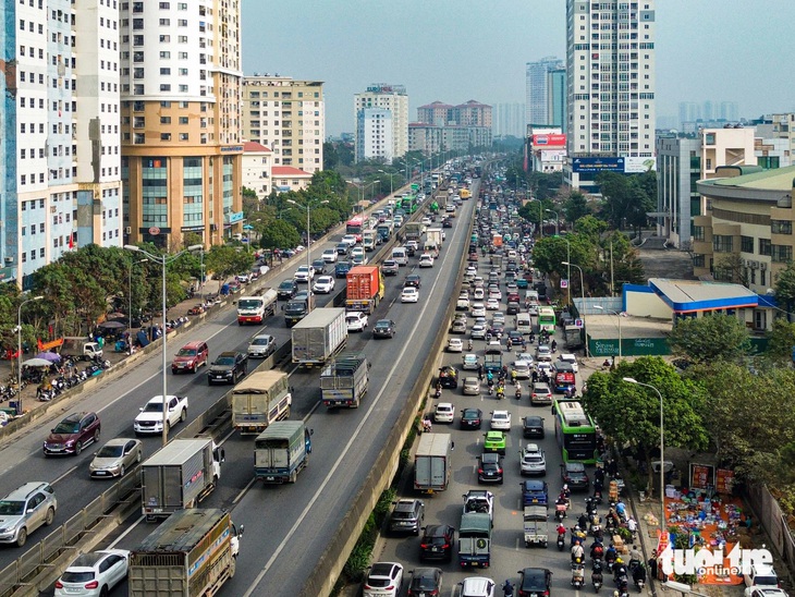 Người dân ùn ùn rời Hà Nội nghỉ Tết, cảnh sát giao thông dùng mô tô đặc chủng chống ùn tắc - Ảnh 4.