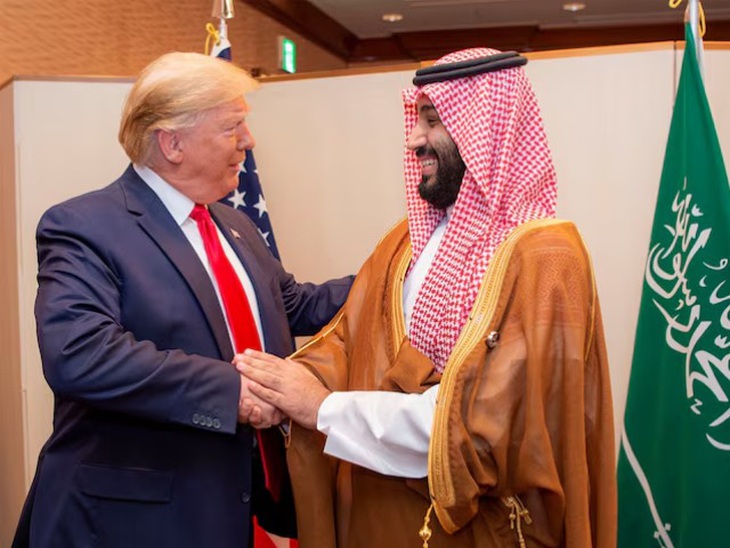 Ông Trump đề xuất Saudi Arabia đầu tư 1.000 tỉ USD vào Mỹ - Ảnh 1.