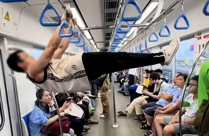 Dân mạng ngán ngẩm 'thanh niên hít xà đơn trên metro số 1' - Ảnh 1.