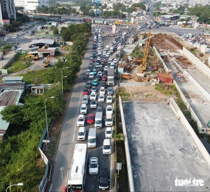 Hàng ngàn xe nhích từng chút từ nút giao An Phú tới trạm thu phí Long Phước lên cao tốc - Ảnh 2.