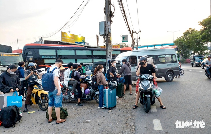 Điệp khúc ‘xe dù, bến cóc’ dịp cuối năm: Rầm rộ trước và quanh các bến xe - Ảnh 2.