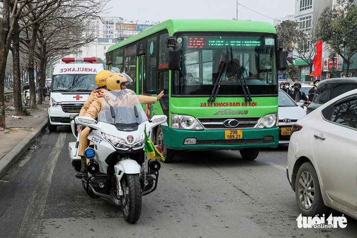 Xử lý hơn 8.800 trường hợp vi phạm giao thông trong ngày đầu nghỉ Tết, tai nạn giảm mạnh  - Ảnh 1.