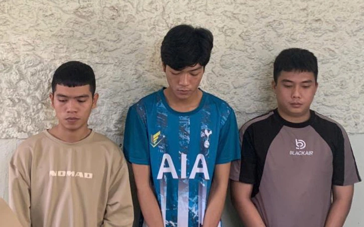 Một phụ nữ ở Nha Trang bị người không quen biết xông vào nhà rạch mặt - Ảnh 3.