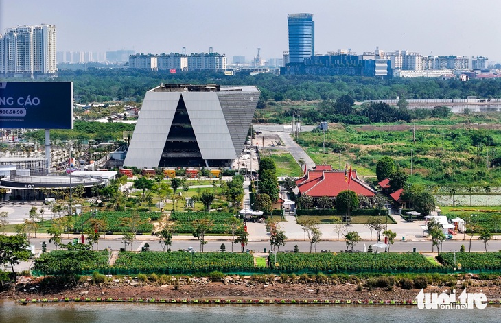 Ngỡ ngàng đôi bờ sông Sài Gòn sau một năm: Lau lách nhường đường, điện đèn rực sáng - Ảnh 13.