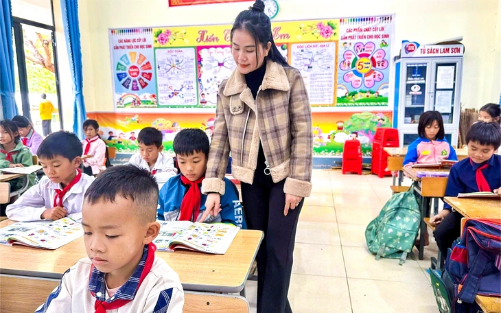 Trường công chi hơn tỉ đồng thưởng Tết, giáo viên nhận khen 'ra tấm ra món' - Ảnh 4.