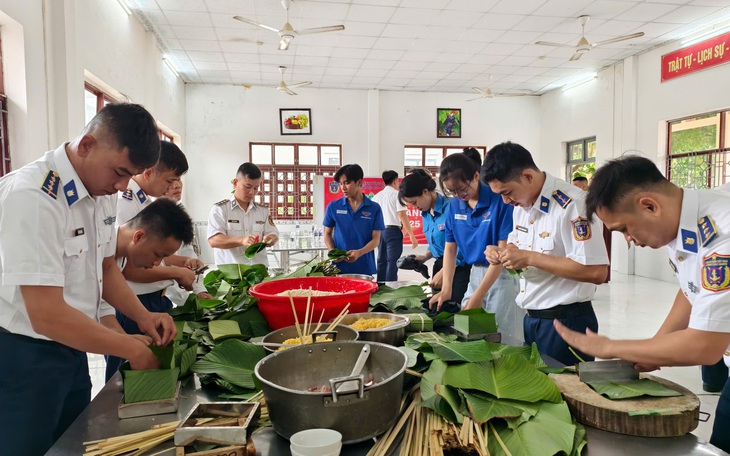 Cảnh sát biển 4 kịp cứu hai người trôi lênh đênh trên biển - Ảnh 2.