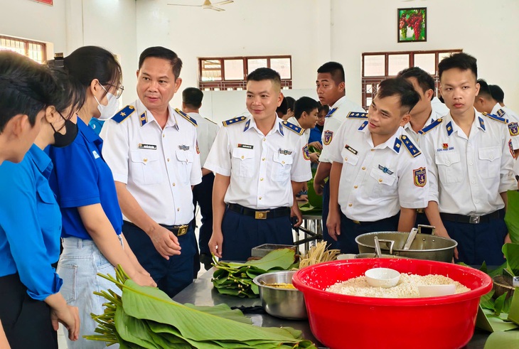 Vùng Cảnh sát biển 4 thi gói bánh chưng xanh đón Tết - Ảnh 1.