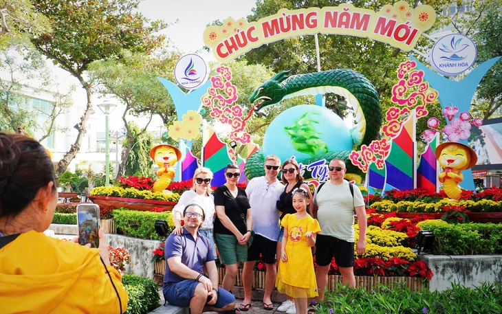 Nhộn nhịp tour đảo Nha Trang, du khách cầu cả năm luôn mặn mà - Ảnh 2.