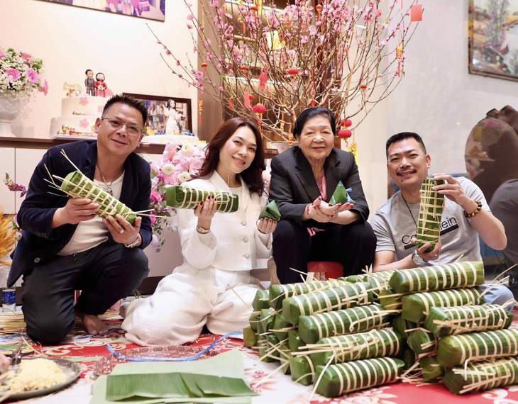 Mỹ Tâm, Hồ Ngọc Hà, Hòa Minzy cùng dàn anh trai, chị đẹp khoe ảnh trước thềm năm mới Ất Tỵ 2025 - Ảnh 2.