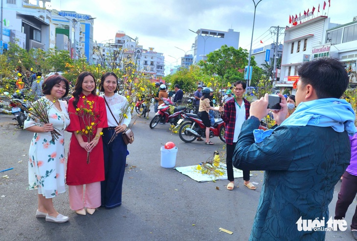 Chợ nhánh mai vàng ở An Giang nơi kẻ bán người mua đều hoan hỉ - Ảnh 3.