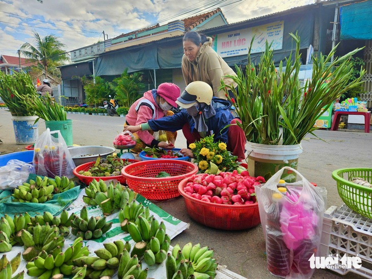 Ba khu chợ độc đáo tại Phú Yên dịp cận Tết khiến du khách thích thú - Ảnh 1.