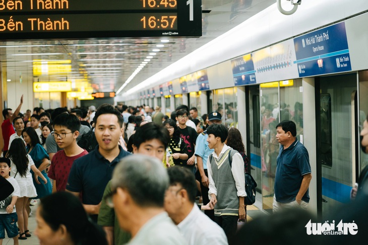 Metro nườm nượp người đi chơi Đường hoa Nguyễn Huệ - Ảnh 2.