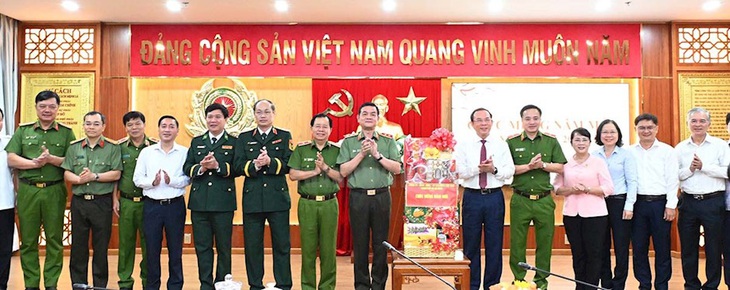 Bí thư Nguyễn Văn Nên thăm các đơn vị trực Tết Nguyên đán - Ảnh 1.