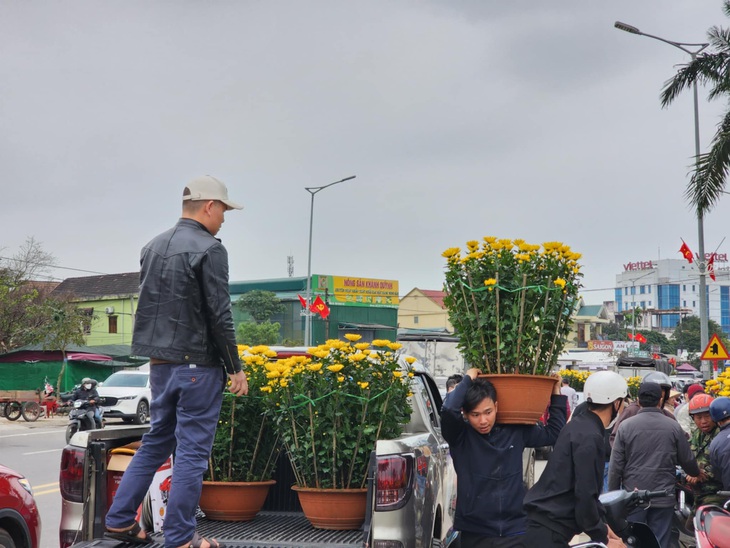 Chiều cuối năm, nhà đủ hoa rồi vẫn ra chợ mua thêm vì thương người bán hoa Tết đang ế - Ảnh 1.