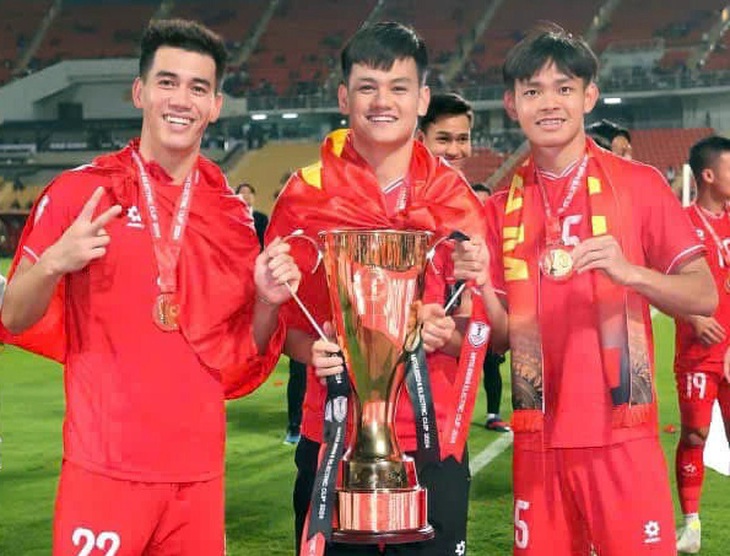 Trụ cột U22 Việt Nam tại SEA Games 33 tặng quà tết cho bà con nghèo - Ảnh 1.