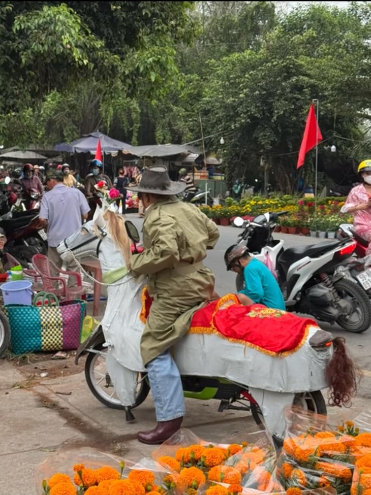 Ảnh vui 29-1: Sơn Tùng về quê ăn Tết, đang gọt bưởi thì fan xin chữ ký - Ảnh 6.