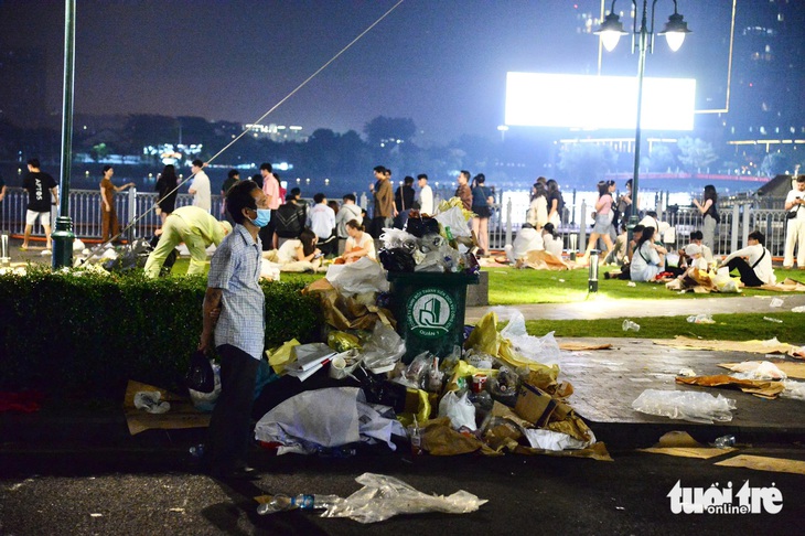 Rác sau pháo hoa giao thừa giảm, nhưng còn nhếch nhác - Ảnh 5.