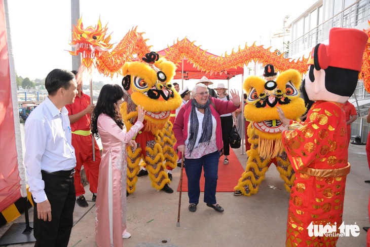 Tiền Giang đón đoàn du khách quốc tế đầu tiên trên tàu khách 5 sao - Ảnh 1.