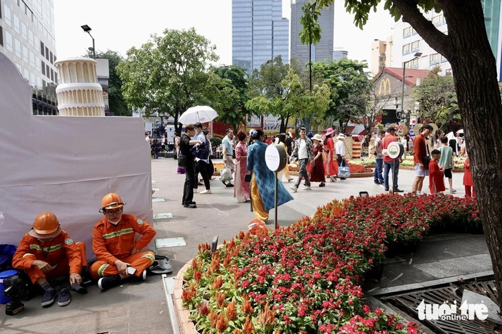 Khách du xuân, quán xá mở cửa xuyên Tết đắt khách  - Ảnh 2.