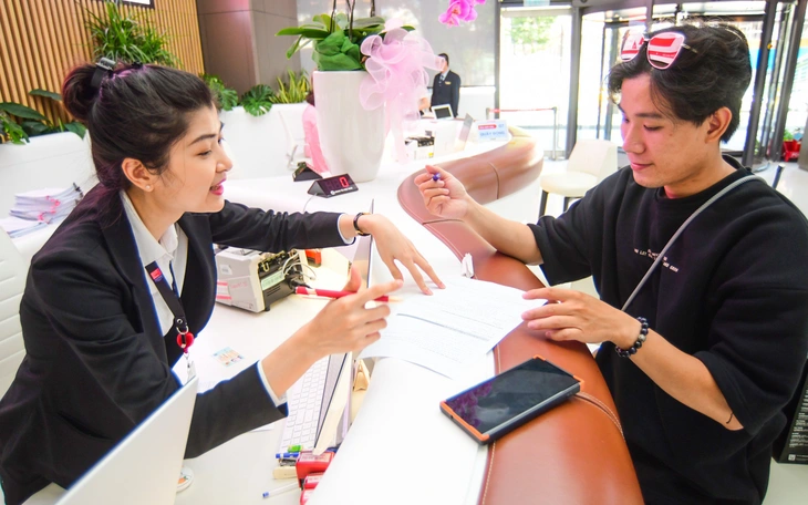 Đâu phải ‘banker’ nào cũng nhận lương chừng mấy chỉ vàng, có ngân hàng chỉ hơn chục triệu/tháng - Ảnh 1.