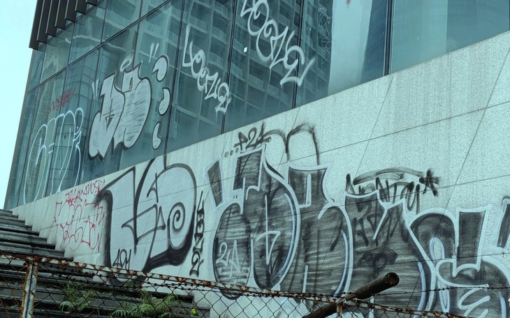 Cầu Mống vừa sơn sửa liên tiếp bị vẽ bậy, cần có giải pháp mạnh hơn để răn đe hành vi này - Ảnh 6.