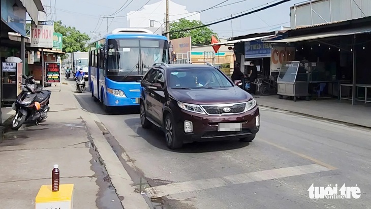 Đèn đỏ nhảy từ 5 về 1 rồi 'đứng hình', xe cộ 'đứng bánh' - Ảnh 2.