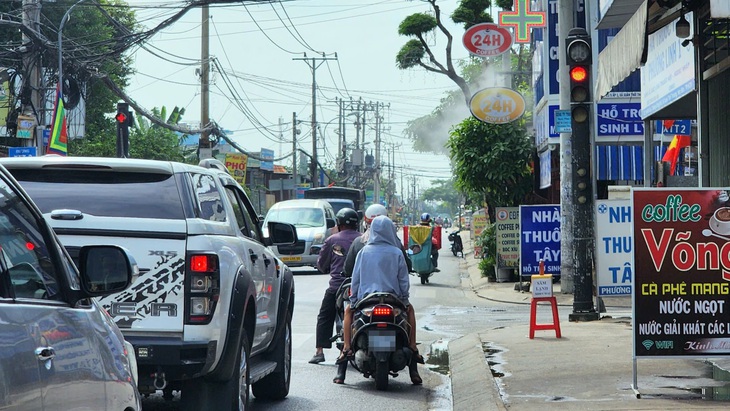 Đèn đỏ nhảy từ 5 về 1 rồi 'đứng hình', xe cộ 'đứng bánh' - Ảnh 1.