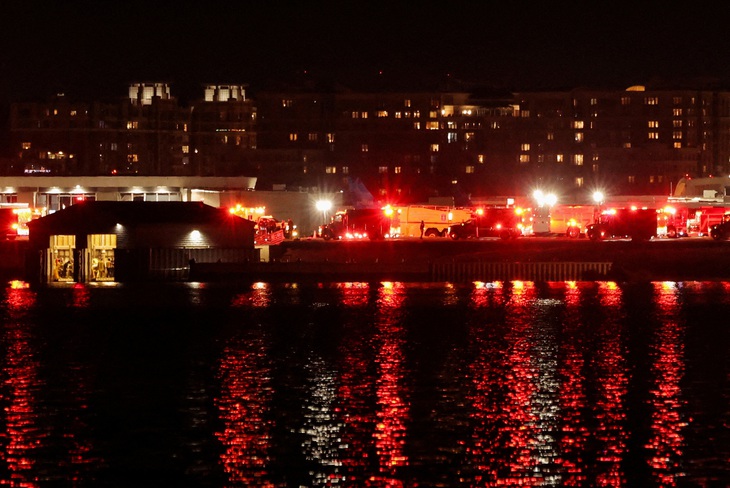 Máy bay rơi gần Washington D.C: Đã vớt 18 thi thể, chưa tìm thấy người sống sót - Ảnh 2.