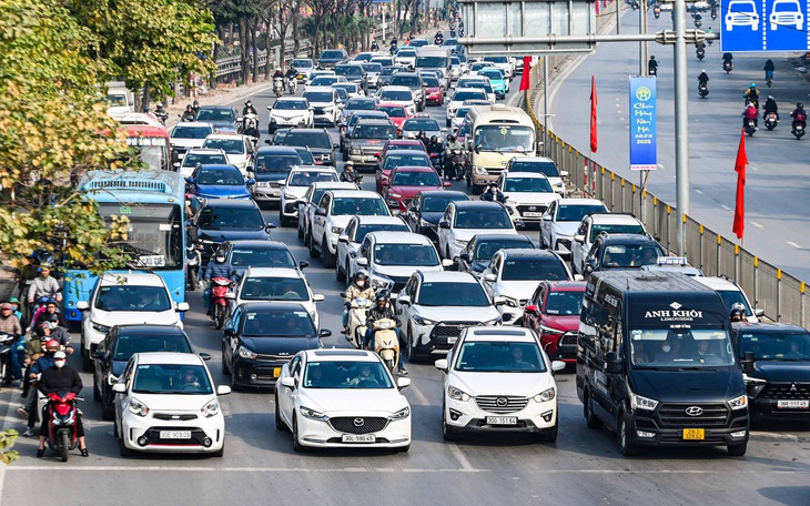 Dán băng dính che biển số để tránh phạt nguội, tài xế ở Hà Nội bị phạt hàng chục triệu đồng - Ảnh 4.