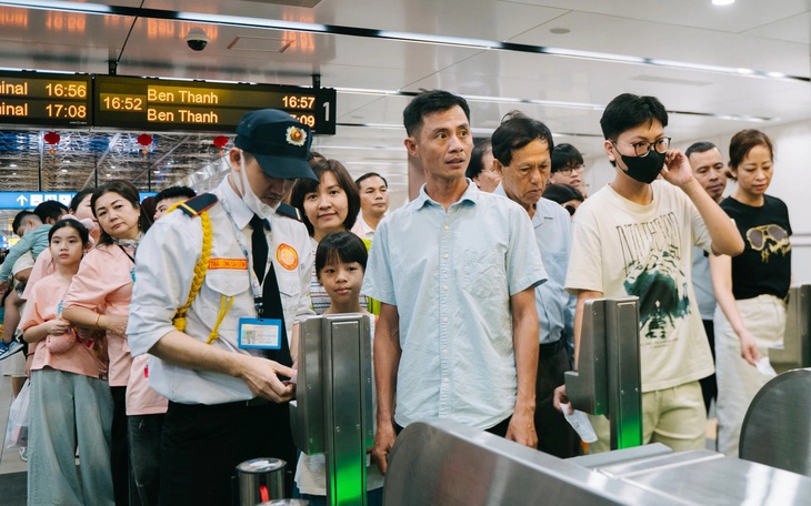 Nhiều người du xuân bằng metro số 1, doanh thu tàu khoảng 1,3 tỉ mỗi ngày - Ảnh 2.