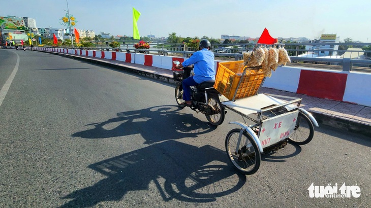 Thương lắm xe hút đinh bán bắp rang bơ của cụ ông 70 tuổi ở An Giang - Ảnh 1.