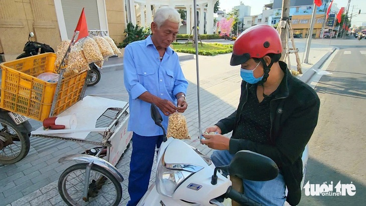 Thương lắm xe hút đinh bán bắp rang bơ của cụ ông 70 tuổi ở An Giang - Ảnh 2.