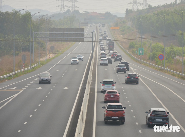 Mùng 2 Tết, xe cộ nườm nượp trên cao tốc Phan Thiết - Dầu Giây - Ảnh 2.