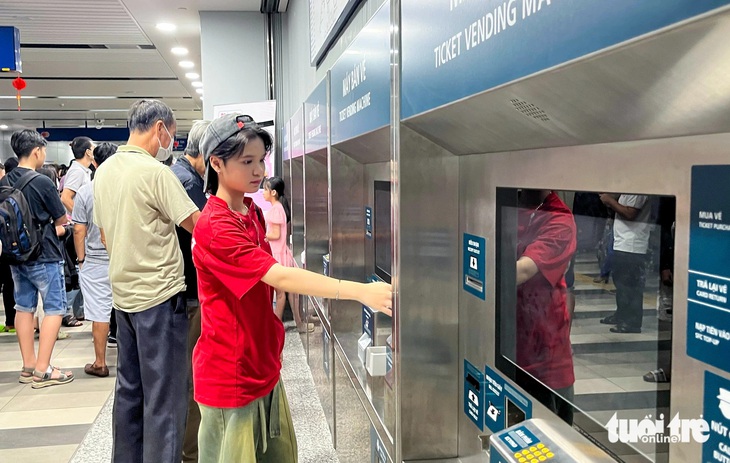 Metro số 1 tăng chuyến chạy đưa người dân đi du xuân - Ảnh 2.