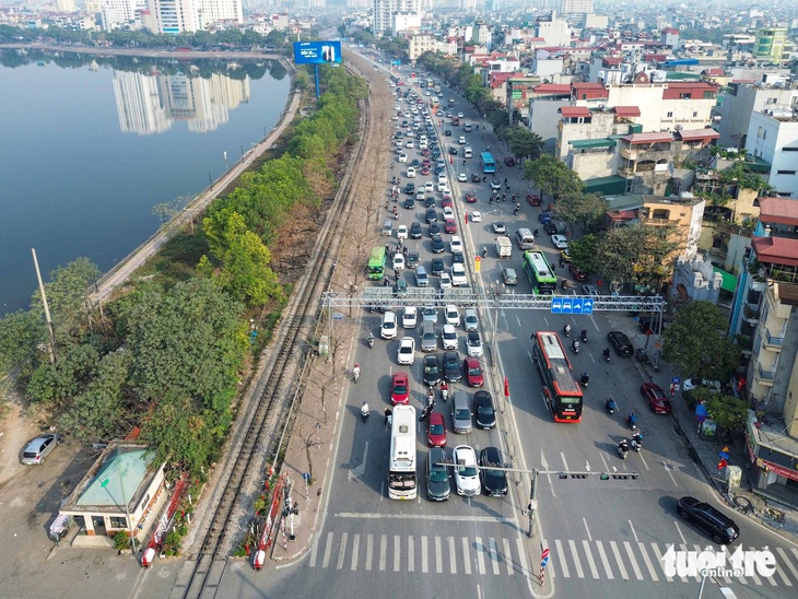 Ngạc nhiên chưa: Người Hà Nội du xuân đông đảo nhưng chấp hành nghiêm quy tắc giao thông - Ảnh 5.