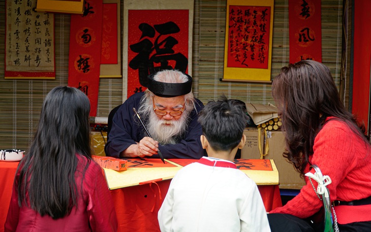 ‘Ông đồ’ già ngồi viết thư pháp bên nhạc DJ và vũ công nhảy múa  - Ảnh 9.