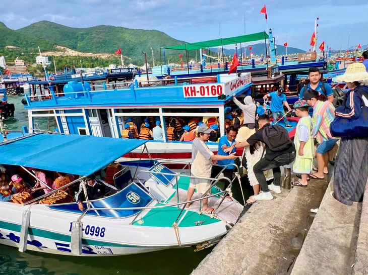 Nhộn nhịp tour đảo Nha Trang, du khách cầu cả năm luôn mặn mà - Ảnh 1.