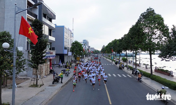 200 người không đăng ký tham gia nhưng vẫn chạy đồng hành cùng 650 vận động viên - Ảnh 2.