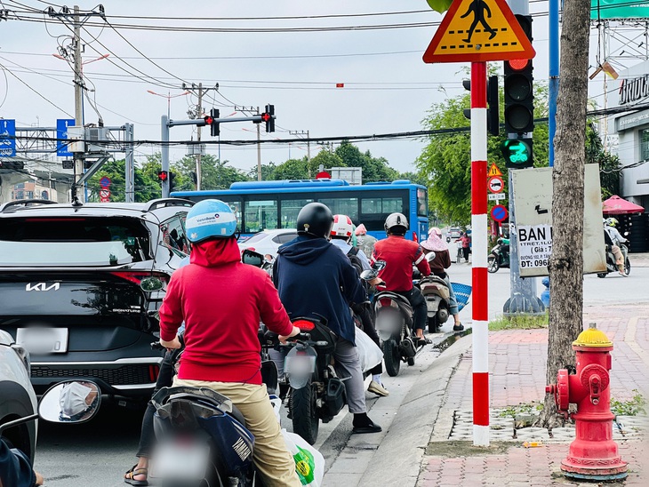 Chớm vạch khi đèn xanh, ô tô 'khựng' lại thì dính đè vạch, dân mạng tranh cãi tài xế có bị phạt? - Ảnh 2.