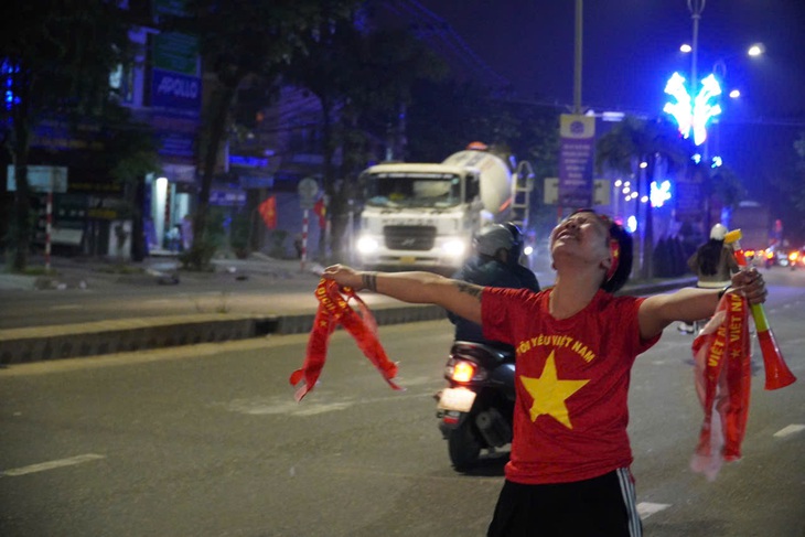 Cổ động viên cả nước 'đi bão' mừng Việt Nam vô địch ASEAN Cup 2024 - Ảnh 57.