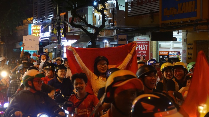 Cổ động viên cả nước 'đi bão' mừng Việt Nam vô địch ASEAN Cup 2024 - Ảnh 61.