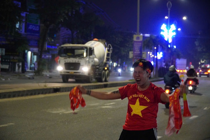 Cổ động viên cả nước 'đi bão' mừng Việt Nam vô địch ASEAN Cup 2024 - Ảnh 58.