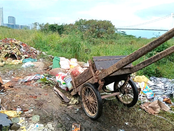 Mang rác thải, xà bần đi đổ bậy, một người bị xử phạt 3,5 triệu đồng - Ảnh 1.