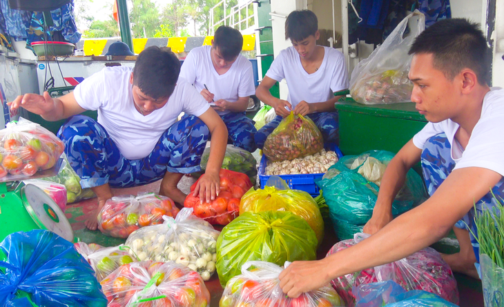 Cảnh sát biển sẵn sàng trực trên biển, giúp ngư dân làm ăn trên biển trong dịp Tết - Ảnh 2.